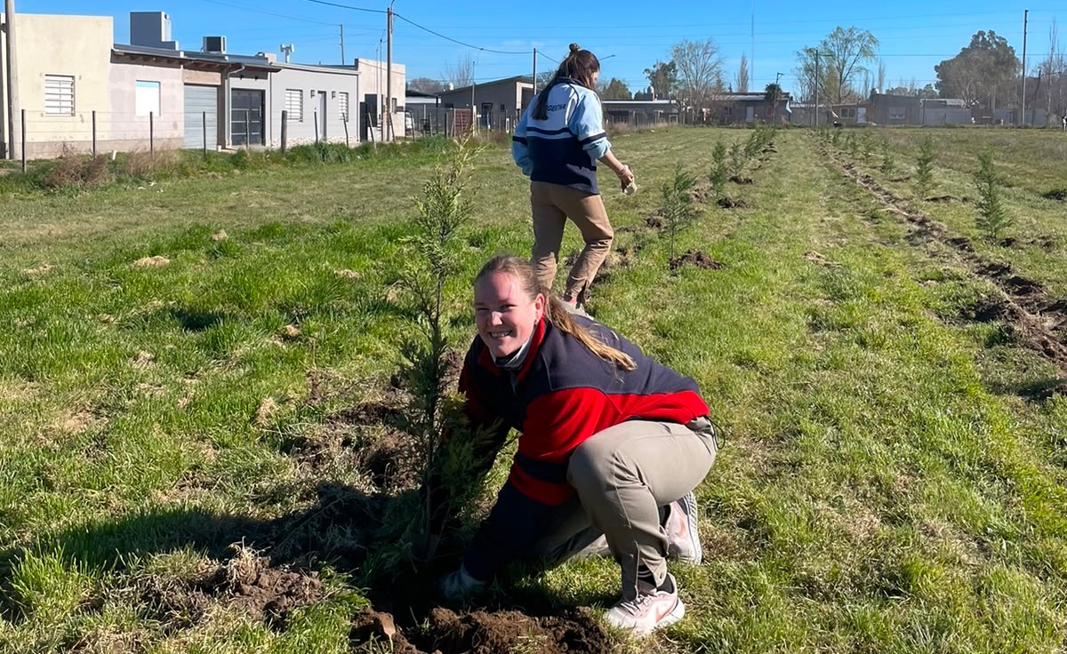 Raíces de futuro: el Ateneo Rural Bahía Blanca participa del plan de forestación de la AGA